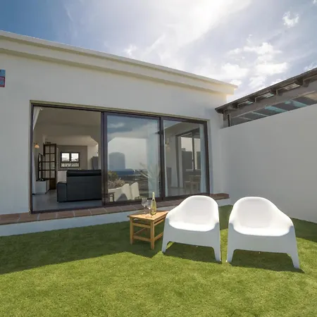 Impressive | 3 Bedrooms | Magatsuhi | Spacious Sun Terrace | Outdoor Pool, Hot Tub And Bbq | Montana Roja Playa Blanca (Lanzarote)