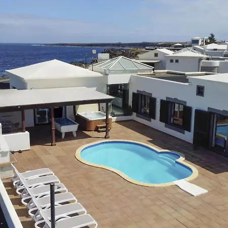 Villa Impressive | 3 Bedrooms | Magatsuhi | Spacious Sun Terrace | Outdoor Pool, Hot Tub And Bbq | Montana Roja Playa Blanca (Lanzarote)