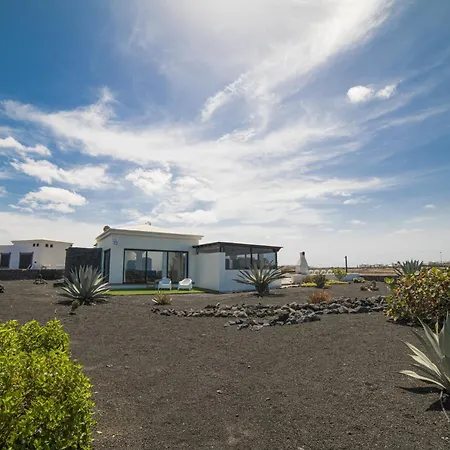 Impressive | 3 Bedrooms | Magatsuhi | Spacious Sun Terrace | Outdoor Pool, Hot Tub And Bbq | Montana Roja Villa Playa Blanca (Lanzarote)